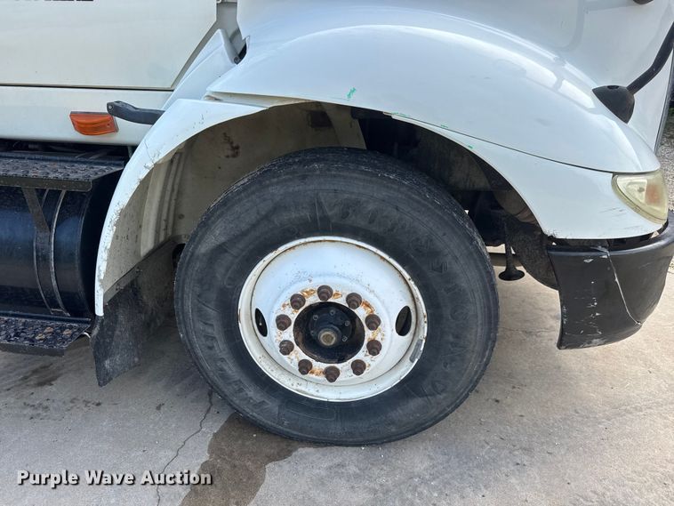 image for item NA9432 2007 International 8600 semi truck