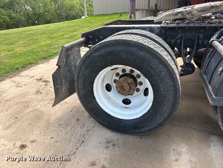image for item NA9432 2007 International 8600 semi truck