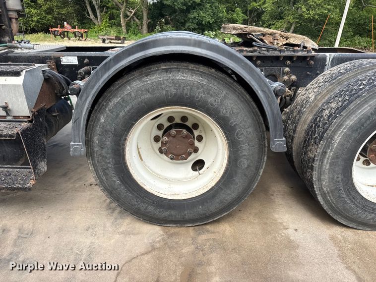 image for item NA9432 2007 International 8600 semi truck