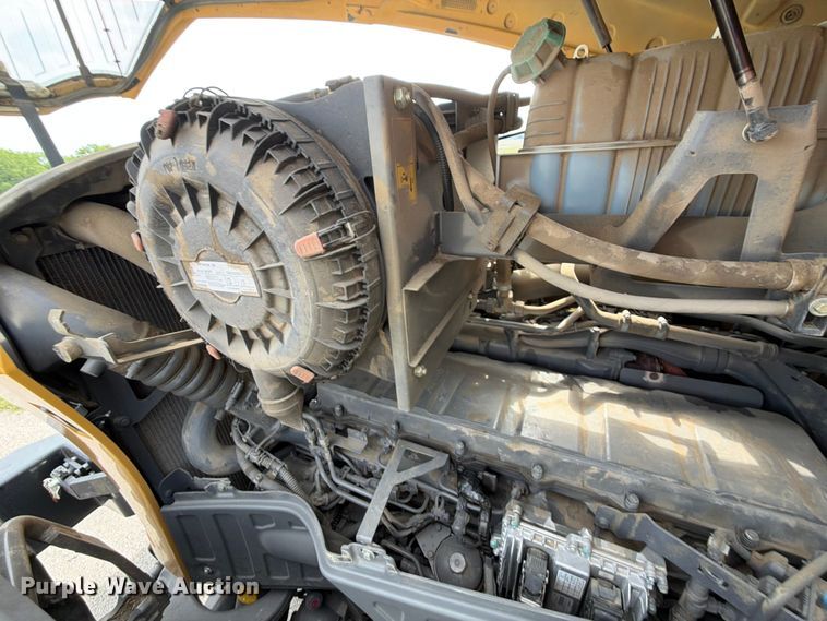 image for item NA9436 2016 Challenger 1038 MFWD tractor