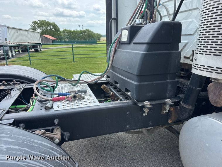 image for item NA9437 2013 International ProStar+ 122 semi truck