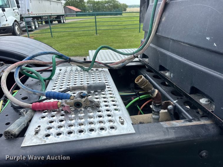 image for item NA9437 2013 International ProStar+ 122 semi truck