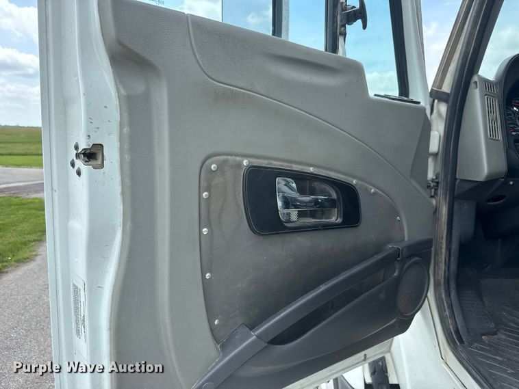image for item NA9437 2013 International ProStar+ 122 semi truck