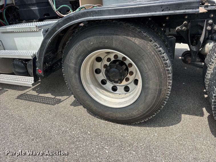 image for item NA9437 2013 International ProStar+ 122 semi truck
