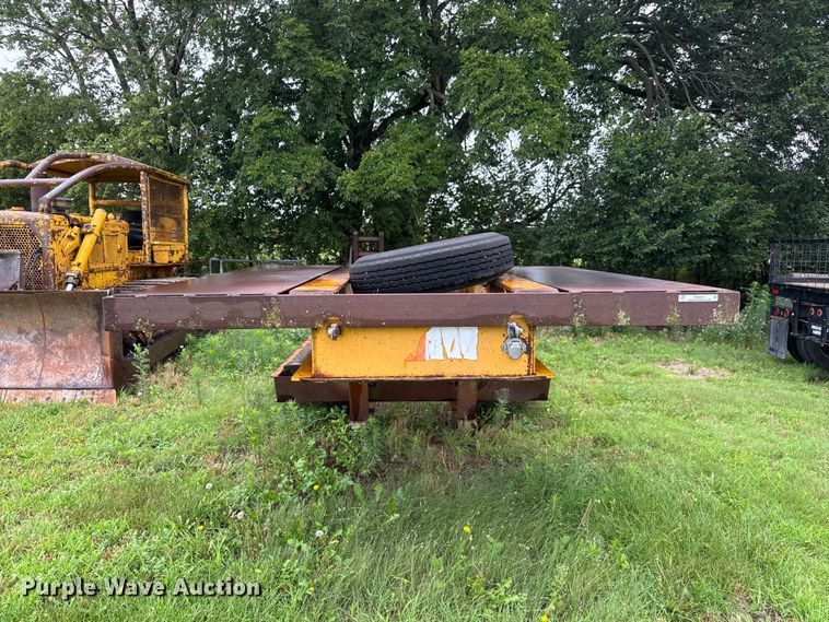 image for item NA9441 1975 Hyster C25TDA drop deck equipment trailer