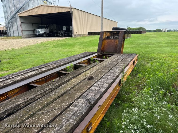 image for item NA9441 1975 Hyster C25TDA drop deck equipment trailer