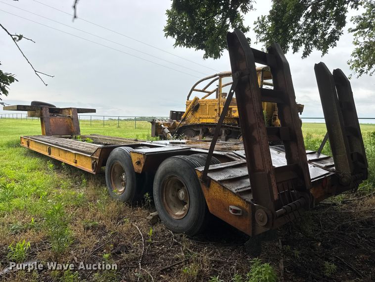 image for item NA9441 1975 Hyster C25TDA drop deck equipment trailer