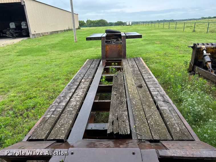 image for item NA9441 1975 Hyster C25TDA drop deck equipment trailer