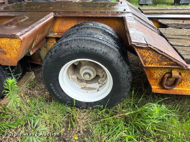 image for item NA9441 1975 Hyster C25TDA drop deck equipment trailer