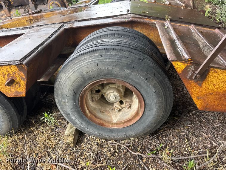 image for item NA9441 1975 Hyster C25TDA drop deck equipment trailer