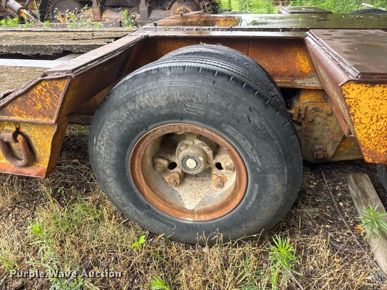 image for item NA9441 1975 Hyster C25TDA drop deck equipment trailer