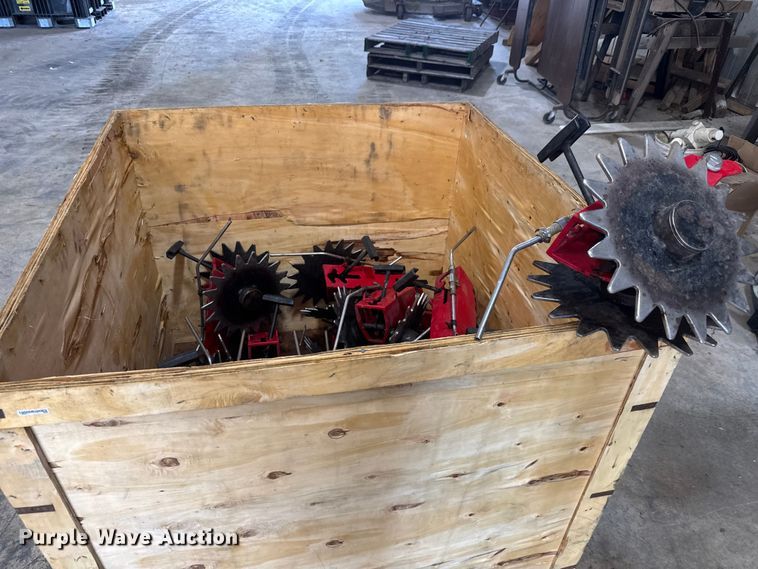image for item NA9475 (16) spiked closing wheels