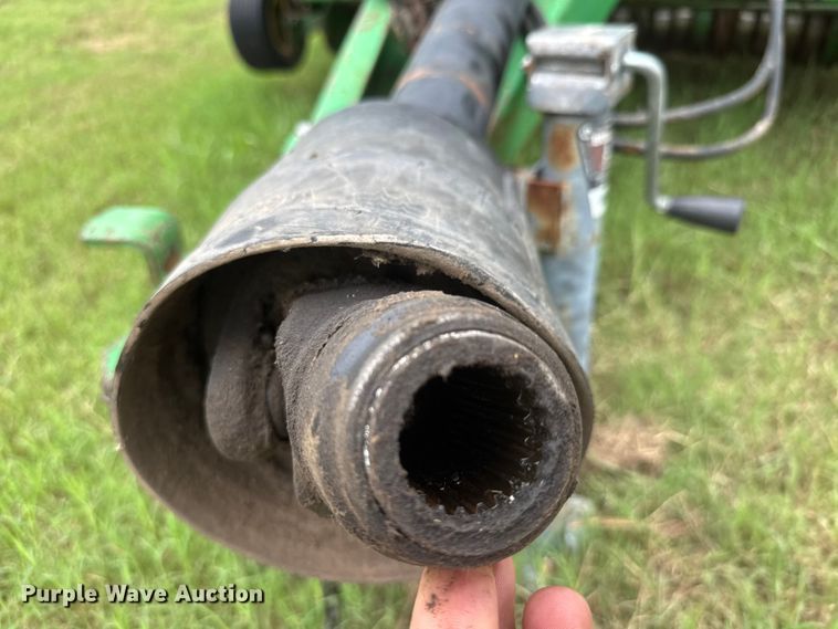 image for item NJ9211 John Deere 566-5x6 round baler