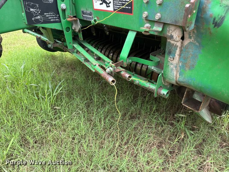 image for item NJ9211 John Deere 566-5x6 round baler