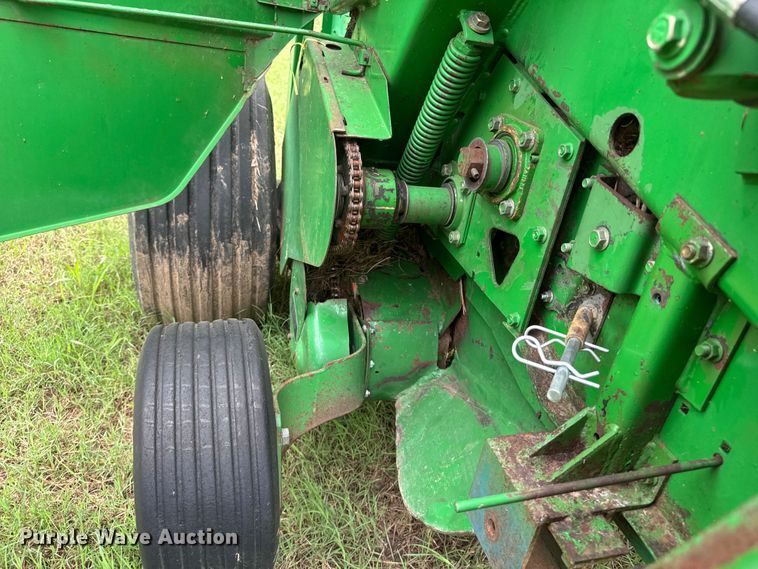 image for item NJ9211 John Deere 566-5x6 round baler