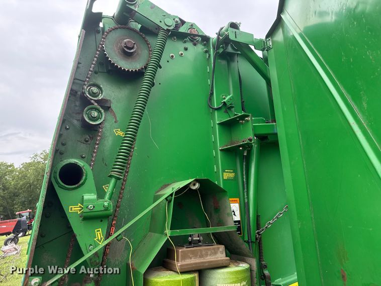 image for item NJ9211 John Deere 566-5x6 round baler
