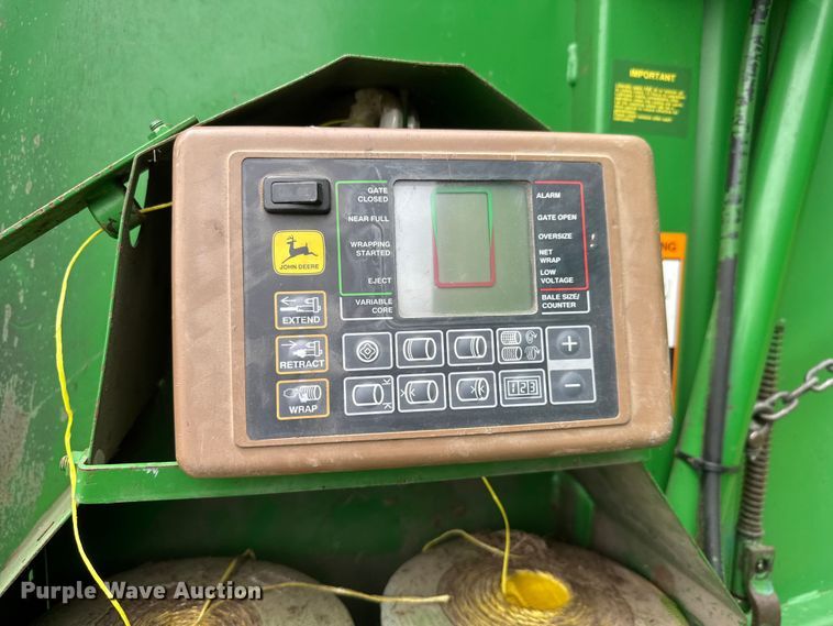 image for item NJ9211 John Deere 566-5x6 round baler