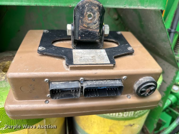 image for item NJ9211 John Deere 566-5x6 round baler