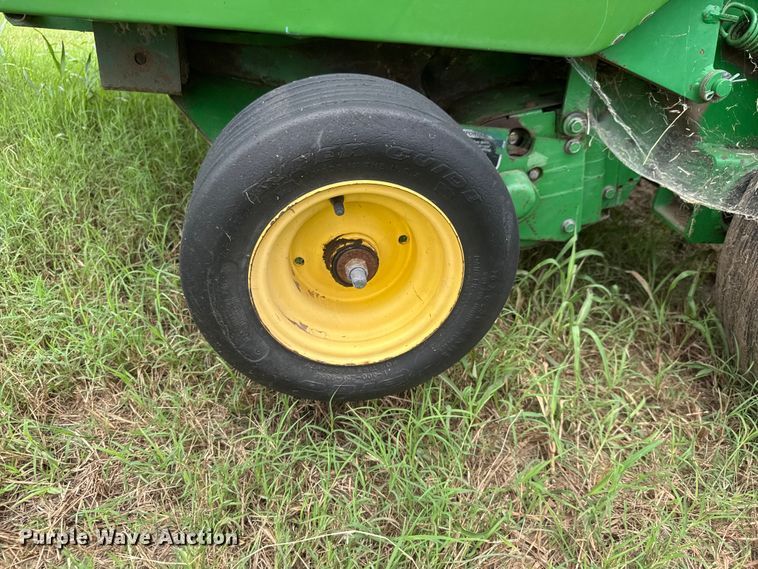 image for item NJ9211 John Deere 566-5x6 round baler