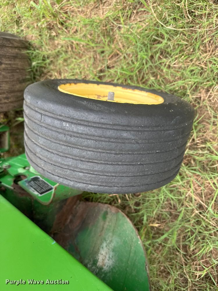 image for item NJ9211 John Deere 566-5x6 round baler