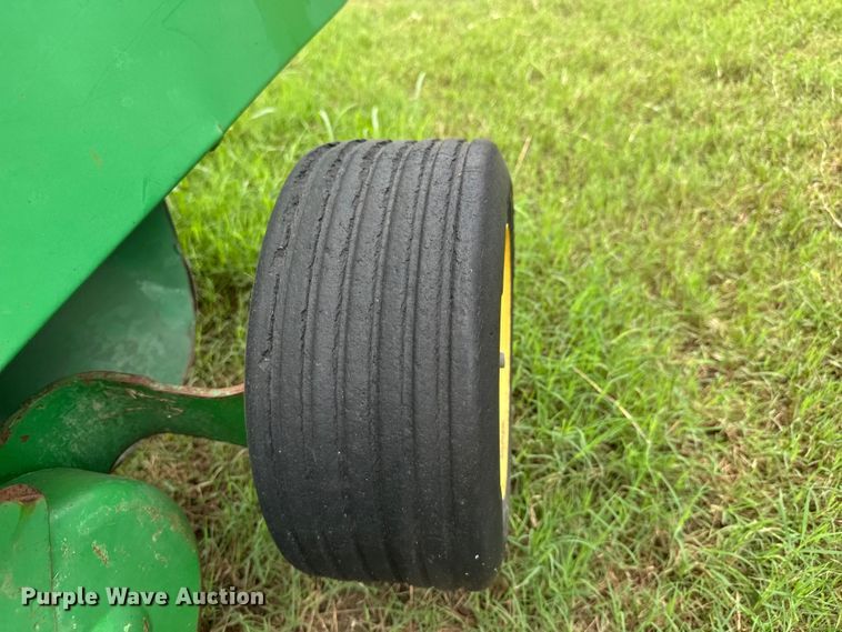 image for item NJ9211 John Deere 566-5x6 round baler