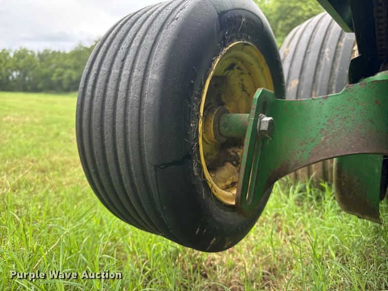 image for item NJ9211 John Deere 566-5x6 round baler