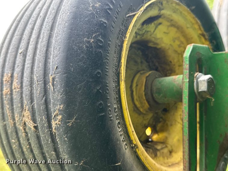 image for item NJ9211 John Deere 566-5x6 round baler