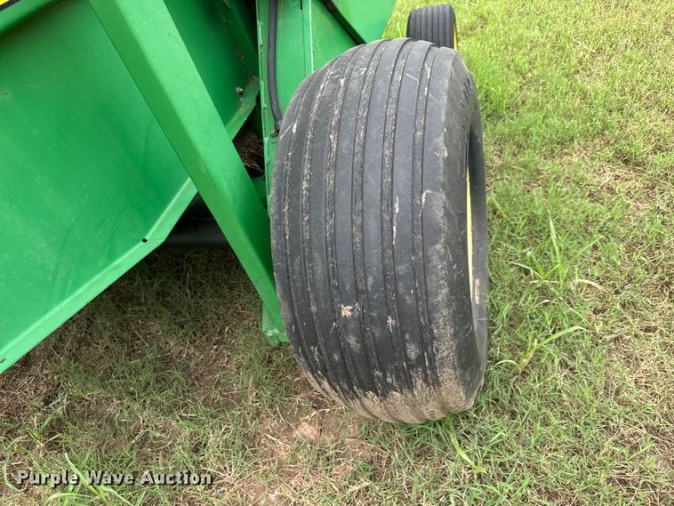 image for item NJ9211 John Deere 566-5x6 round baler