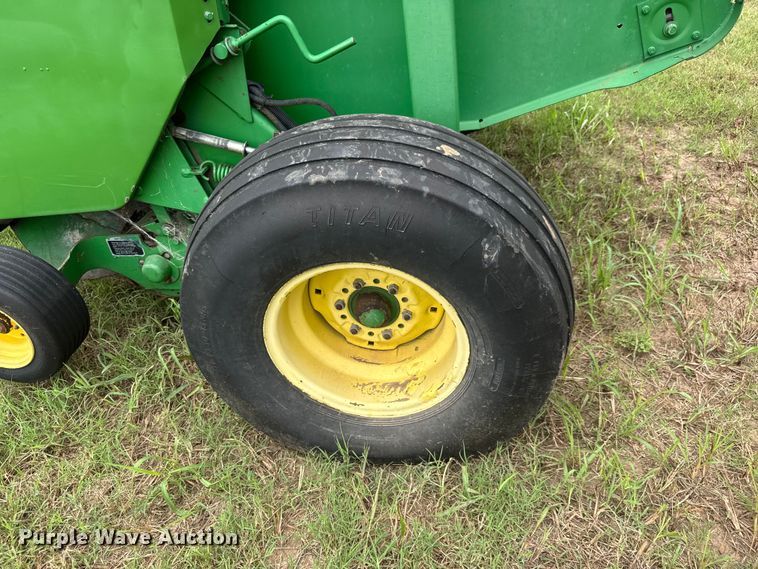 image for item NJ9211 John Deere 566-5x6 round baler
