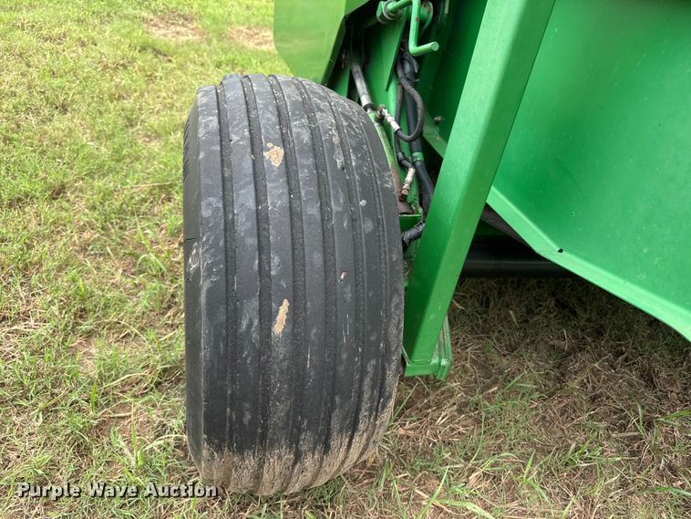 image for item NJ9211 John Deere 566-5x6 round baler