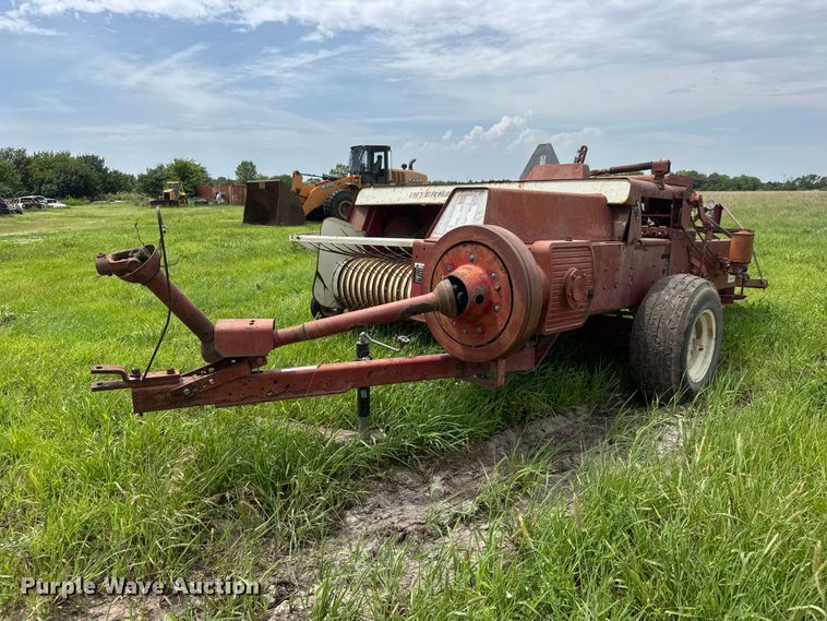 image for item NJ9216 International Harvester 440W small square baler