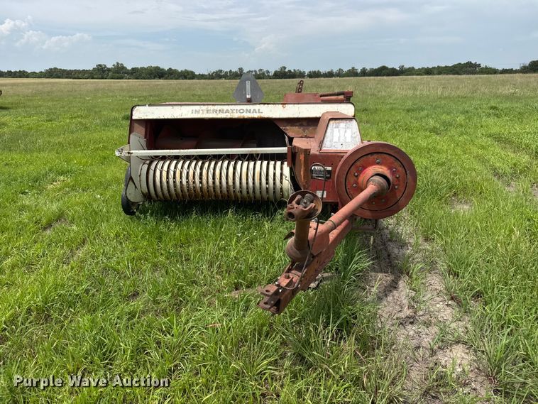image for item NJ9216 International Harvester 440W small square baler