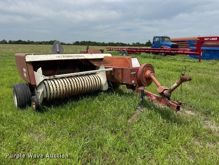image for item NJ9216 International Harvester 440W small square baler