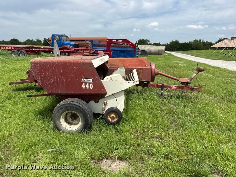image for item NJ9216 International Harvester 440W small square baler
