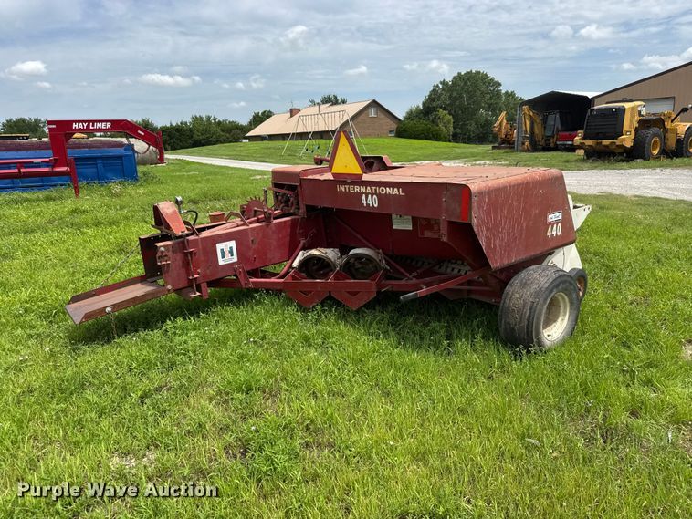 image for item NJ9216 International Harvester 440W small square baler