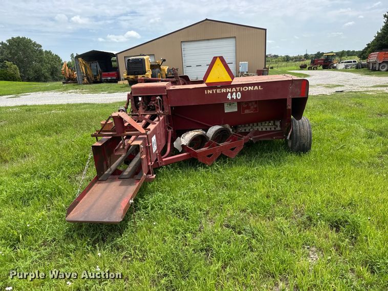 image for item NJ9216 International Harvester 440W small square baler