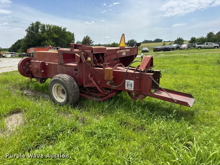 image for item NJ9216 International Harvester 440W small square baler