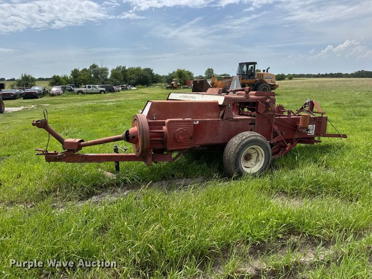 image for item NJ9216 International Harvester 440W small square baler