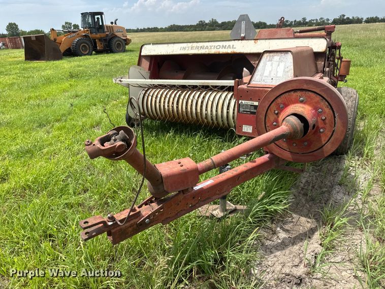 image for item NJ9216 International Harvester 440W small square baler