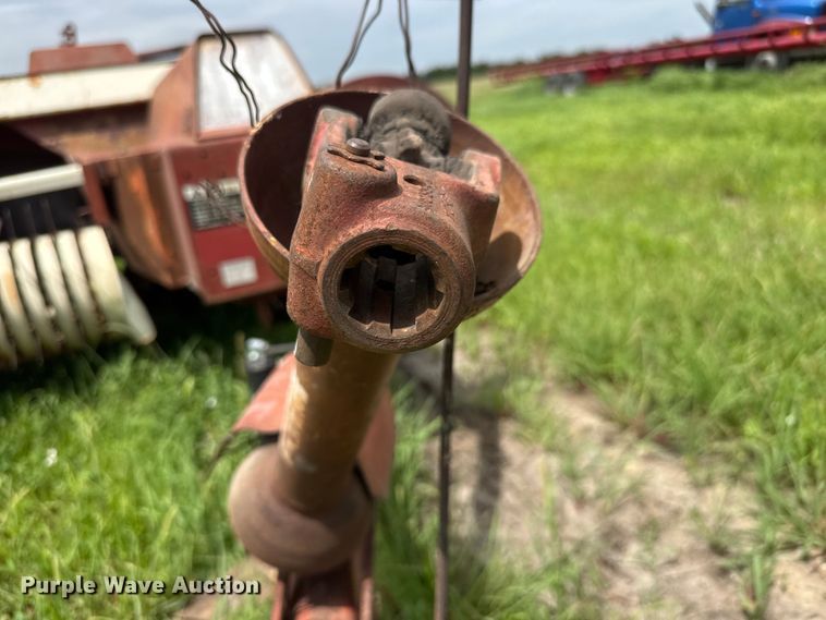 image for item NJ9216 International Harvester 440W small square baler