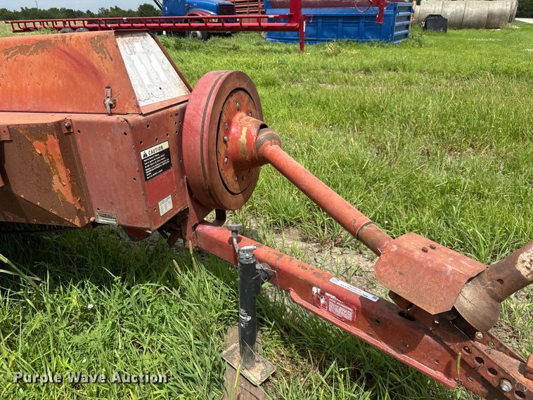 image for item NJ9216 International Harvester 440W small square baler