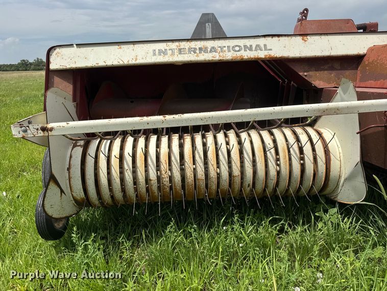 image for item NJ9216 International Harvester 440W small square baler