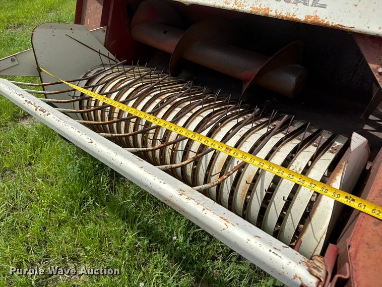 image for item NJ9216 International Harvester 440W small square baler