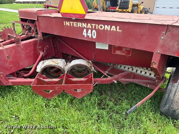 image for item NJ9216 International Harvester 440W small square baler