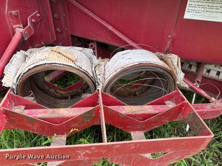image for item NJ9216 International Harvester 440W small square baler