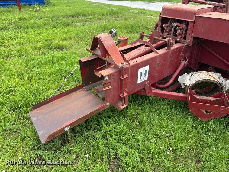 image for item NJ9216 International Harvester 440W small square baler