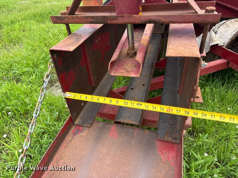 image for item NJ9216 International Harvester 440W small square baler