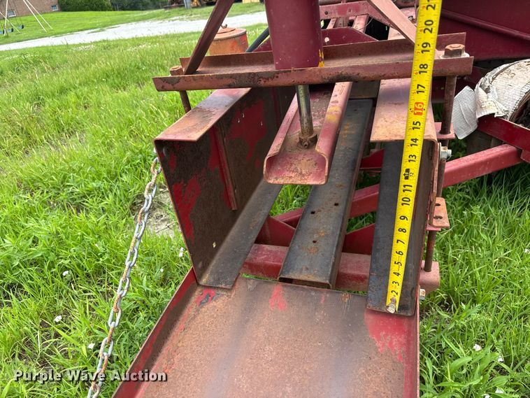 image for item NJ9216 International Harvester 440W small square baler