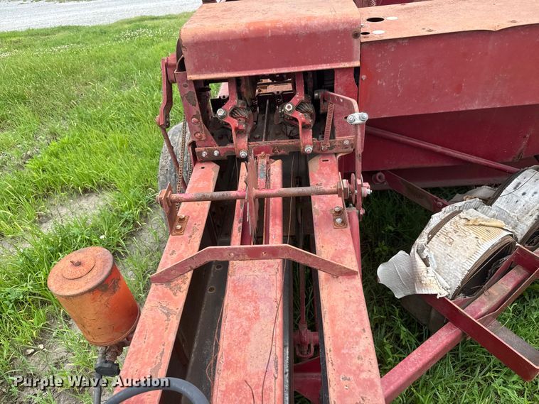 image for item NJ9216 International Harvester 440W small square baler