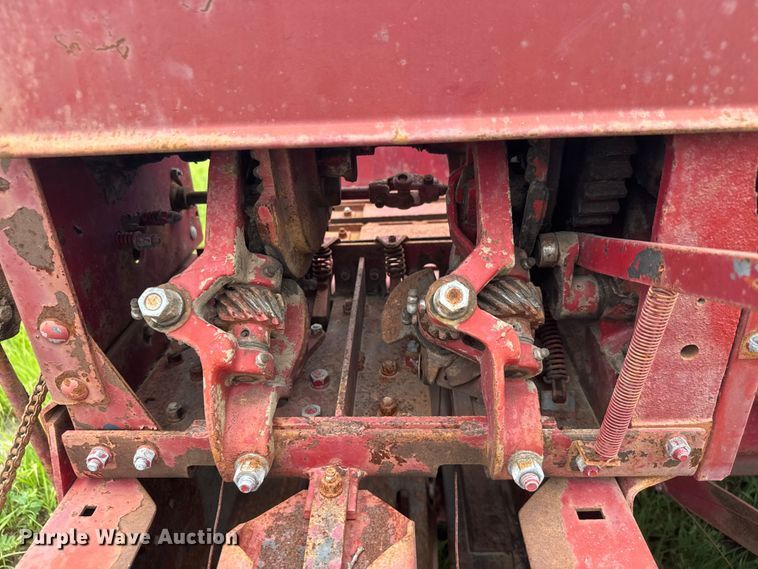 image for item NJ9216 International Harvester 440W small square baler